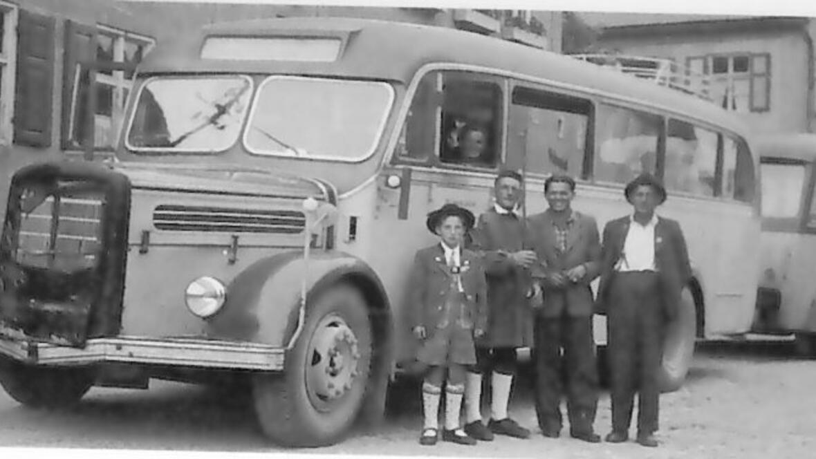 Bus mit Anhänger der Firma Jülich Donauwörth